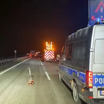 [AKTUALIZACJA] Autostrada A1. Osobówka najechała na pługopiaskarkę. Jedna osoba doznała licznych obrażeń ciała