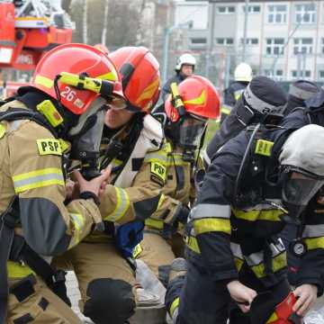 Pożar w pomieszczeniu technicznym basenu „Aquara” w Radomsku. 31 strażaków w akcji