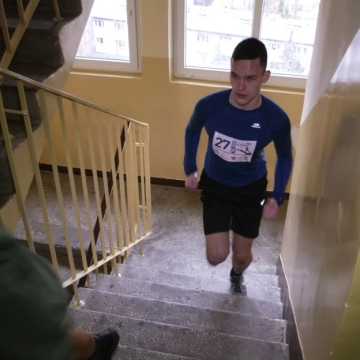 Bieg po schodach radomszczańskiego wieżowca. Wszystko dla WOŚP
