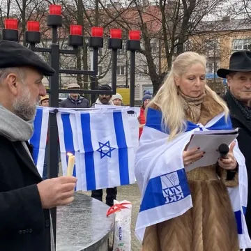 Chanuka w Radomsku. Było odpalenie świec, śpiew i pączki
