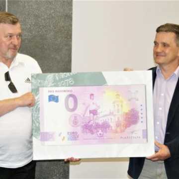 Jan Benigier na kolekcjonerskim banknocie „0 Euro – RKS Radomsko”
