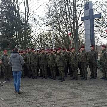 Wojskowi na historycznym spacerze po Przedborzu