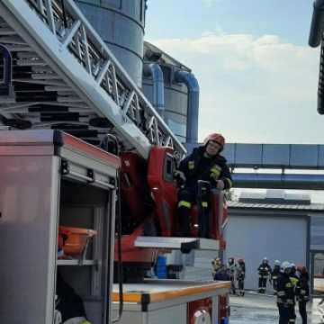 Pożar silosów w Strzałkowie. 50 pracowników ewakuowanych