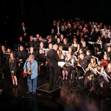 Koncert wiosenny w MDK w Radomsku. Na scenie orkiestra, Krzesimir Dębski i Andrzej Rybiński