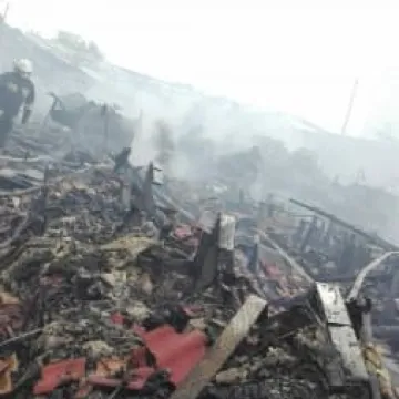 Wnętrze spalonego marketu