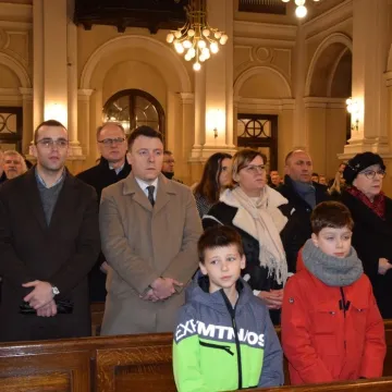 Modlitwa i złożenie kwiatów. Radomsko upamiętnia ofiary stanu wojennego