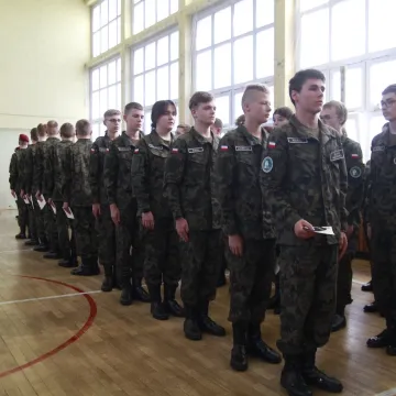 Klasy pierwsze z „Drzewniaka” złożyły ślubowanie. Wręczono wyższe stopnie