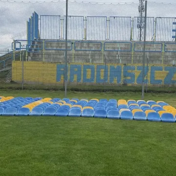 RKS Radomsko sprzedaje krzesełka z trybuny stadionu przy Brzeźnickiej 26
