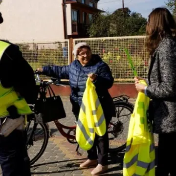 Rozdawali kamizelki odblaskowe