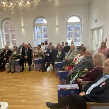 Sześć par uhonorowanych medalami za długoletnie pożycie małżeńskie