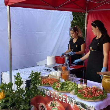 Kulinarna uczta przed starostwem w Radomsku