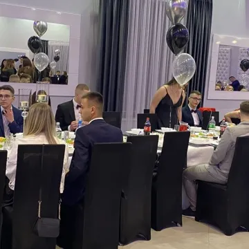 Szampańska zabawa studniówkowa ZSE w Radomsku