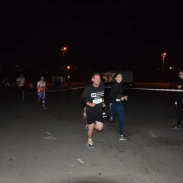 Nocne bieganie po placu targowym 