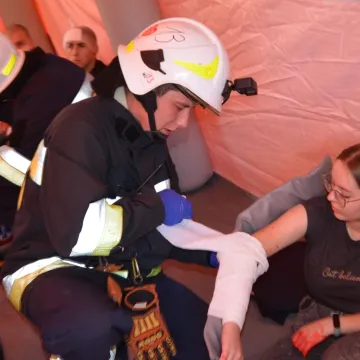 Ewakuacja ZSP 1 w Radomsku. Był pożar, strzały i osoby ranne