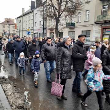 [WIDEO] Orszak Trzech Króli 2025 w Radomsku. „Kłaniajcie się królowie!”