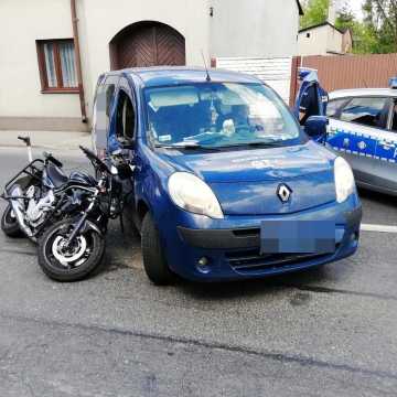 W Kamieńsku doszło do wypadku z udziałem motocykla i samochodu osobowego. Jedna osoba ranna