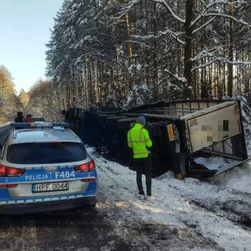 Zablokowana droga w gminie Gidle. Ciężarówka wpadła do rowu