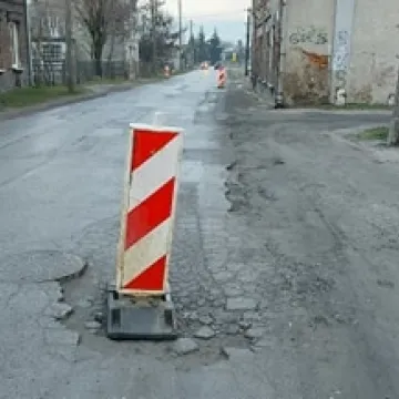 Przejazd przez ul. Zgoda w Radomsku to istny tor przeszkód