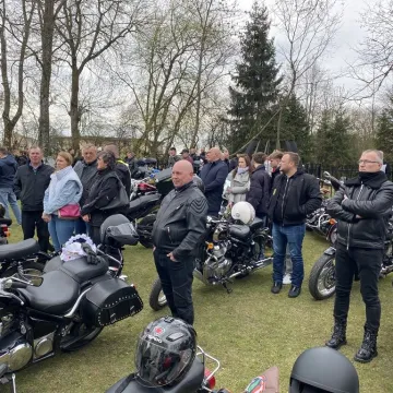 Tłumy motocyklistów i mieszkańców w Strzałkowie. Kolejna Moto Święconka za nami