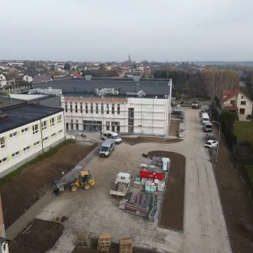 Jak postępują prace przy budowie hali sportowej w Kamieńsku?