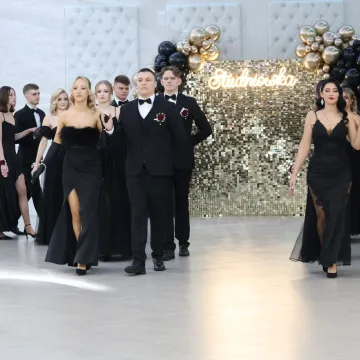 Studniówka uczniów „Drzewniaka” w Kobielach Wielkich