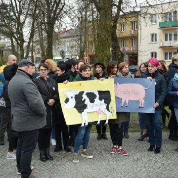Wiec poparcia dla strajkujących nauczycieli w Radomsku
