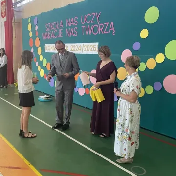 Zasłużone wakacje. Uczniowie „Jedynki” uroczyście zakończyli rok szkolny