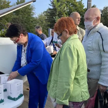Poseł Anna Milczanowska rozdawała sadzonki z autografem pary prezydenckiej
