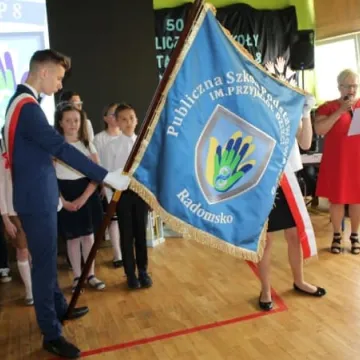PSP 8 w Radomsku nadano imię „Przyjaciół Dzieci”. Uroczystości 50-lecia