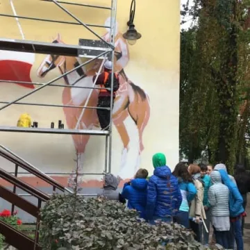 Malowanie muralu w bibliotece rozpoczęte