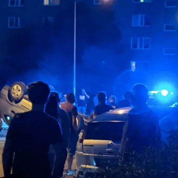 Dachowanie osobówki na drodze osiedlowej w Radomsku