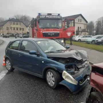 Czołowe zderzenie samochodów osobowych w Przedborzu
