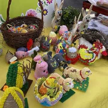 Przed starostwem w Radomsku trwa Powiatowy Kiermasz Wielkanocny