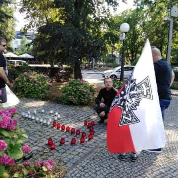 Ku czci powstańcom. Młodzież Wszechpolska i Ruch Narodowy ułożyli kotwicę