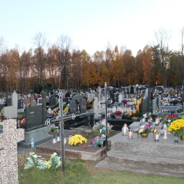 Kamieńsk: Ruch na cmentarzu w przeddzień Wszystkich Świętych