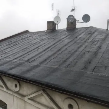 Przedbórz: strażacy zabezpieczyli przeciekający dach