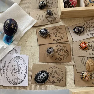 Powrót do korzeni. Uczestnicy warsztatów tworzyli pisanki batikowe w Muzeum Regionalnym w Radomsku