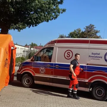 Ewakuacja ZSP 1 w Radomsku. Był pożar, strzały i osoby ranne