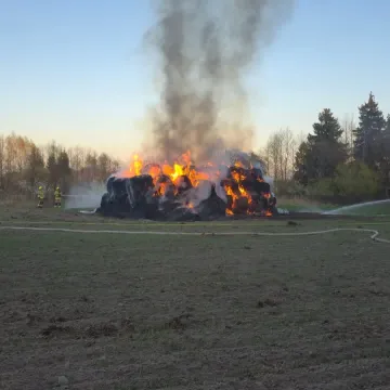 Pożar balotów słomy w Gorzędowie