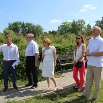 Sprawdzili jak wyglądają place zabaw w Radomsku