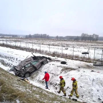 Autostrada A1 w gminie Kamieńsk. Auto dachowało, jedna osoba ranna