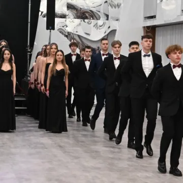 Polonez i odliczanie do matury. Studniówka ZSE w Radomsku