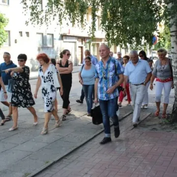 Spacer z rewitalizacją w tle