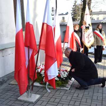 Pamięć o powstańcach styczniowych. Kwiaty złożone pod Krzyżem Powstańczym w Radomsku