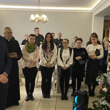 W Radomsku znów zasiedli do wspólnej Wigilii. 150 osób przy jednym stole