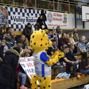 Trzy sety, trzy punkty. METPRIM Volley Radomsko zwycięża z SMS PZPS Spała III