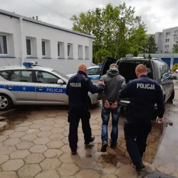 Bełchatów: dwaj bracia pobili i okradli mężczyznę