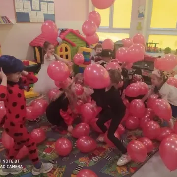 „Zerówiaki” z PSP 8 w Radomsku bawiły się na balu karnawałowym. Świętowały też dzień pizzy