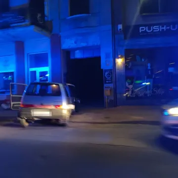 Fiatem cinquecento wjechał w elewację budynku przy ulicy Reymonta w Radomsku