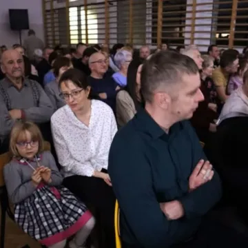 Szkolna sala zamieniła się w koncertową scenę. Noworoczne kolędowanie w Gidlach